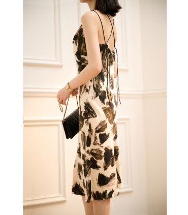 セクシーなドレス付きシルクサテンスイングカラーサスペンダー