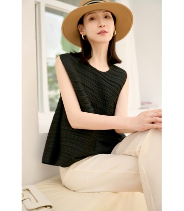 Loose silhouette and comfortable A-line vest top