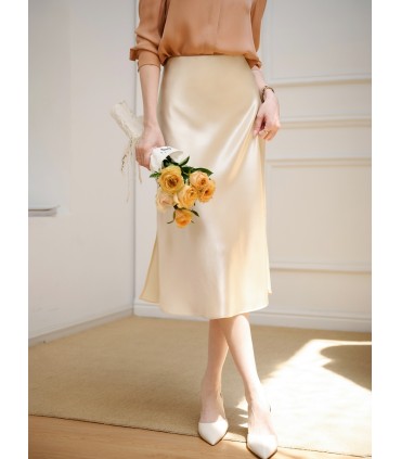 Slim midi skirt with high waist and hips 