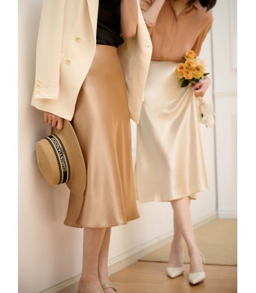 Slim midi skirt with high waist and hips 