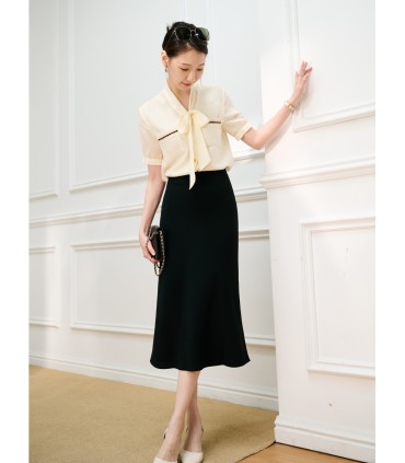 Zakrywająca biodra spódnica typu fishtail za kolano 