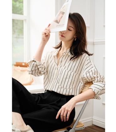 Camisa delgada de rayas verticales transpirable y cómoda 