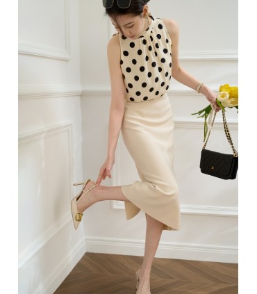 Rok belahan OL berbentuk H yang memeluk pinggul