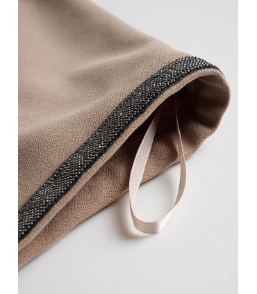 Falda OL con abertura en forma de H que abraza la cadera