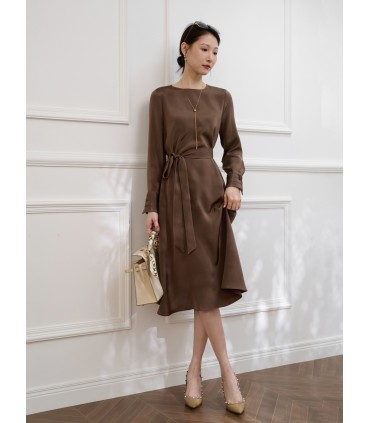 Gaun bertali satin sutra