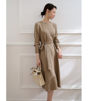 Gaun bertali satin sutra