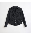 Camisa branca plissada emagrecedora com decote em V