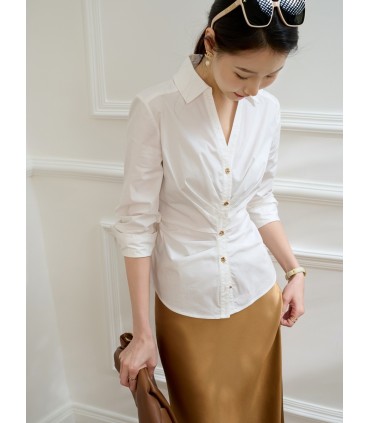 Camicia bianca con scollo a V snellente in vita pieghettata