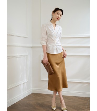 Camicia bianca con scollo a V snellente in vita pieghettata