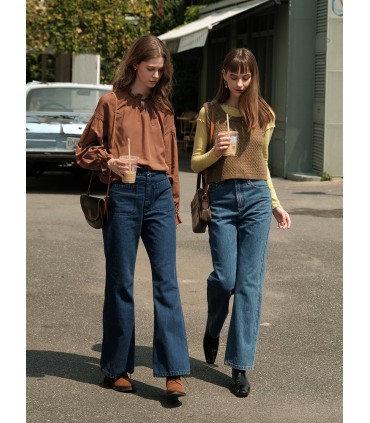 Calça jeans solta azul escura com dois bolsos e cintura alta ligeiramente larga 