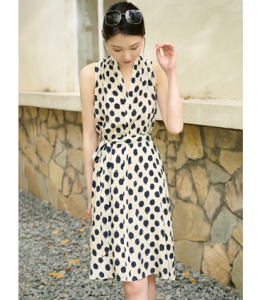 Vestido com tiras frente única e bolinhas 