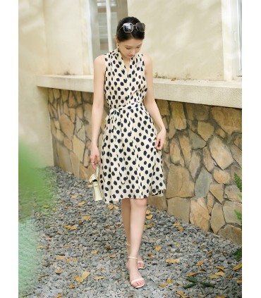 Vestido com tiras frente única e bolinhas 