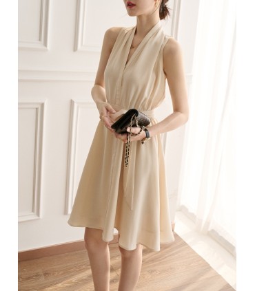 Vestido com tiras frente única e bolinhas 