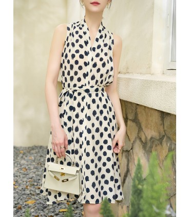 Vestido com tiras frente única e bolinhas 