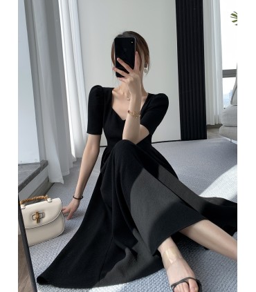 方领高级感赫本风小黑裙