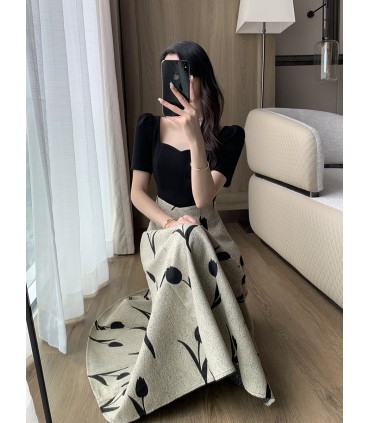 Lange rok met gesplitste pofmouwen in de taille 