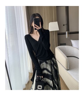 修身内搭V领上衣