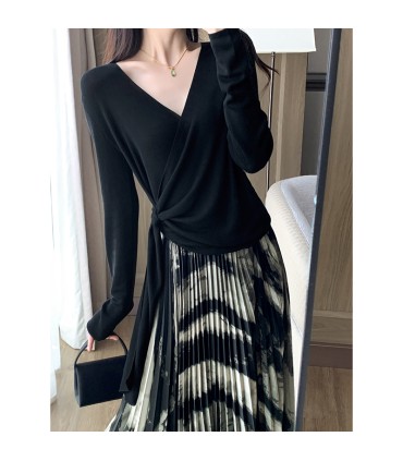 修身内搭V领上衣