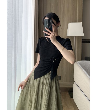 Top a maniche corte alla moda e versatile