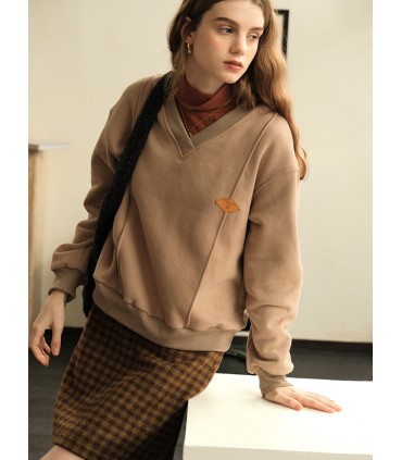 Свитер с V-образным вырезом и толстым флисом, украшенный кожаной этике