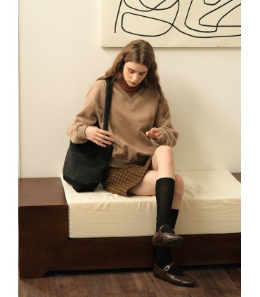 Col en V plus pull épais en polaire orné d'une étiquette en cuir 