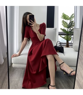 Váy đính hôn cổ vuông kiểu Hepburn