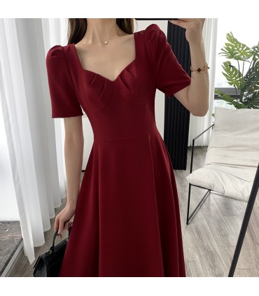 Váy đính hôn cổ vuông kiểu Hepburn