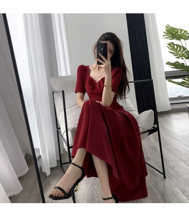 Váy đính hôn cổ vuông kiểu Hepburn