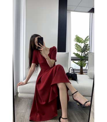 Vestido de noivado estilo Hepburn com decote quadrado