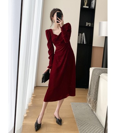 Váy đính hôn cổ điển 