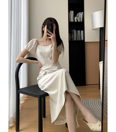 Vestido midi con cuello cuadrado y mangas abullonadas 