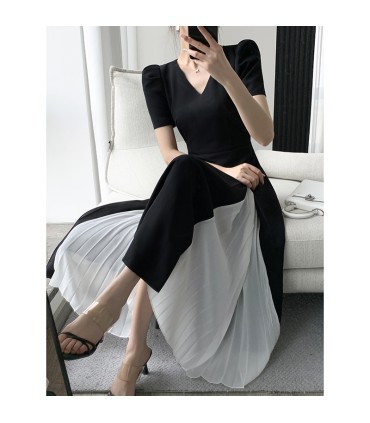 赫本风V领小黑裙