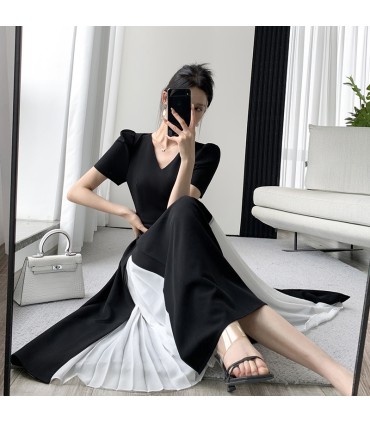 赫本风V领小黑裙