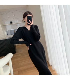 Dengan coat dan rok bawahan 