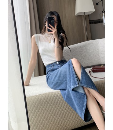 Modaya uygun yüksek belli düz ve çok yönlü yırtmaçlı etek 