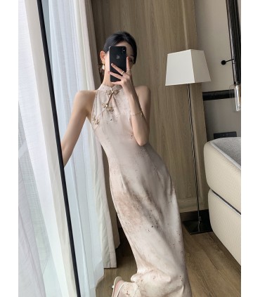 Exquisites, figurschmeichelndes, ärmelloses langes Kleid