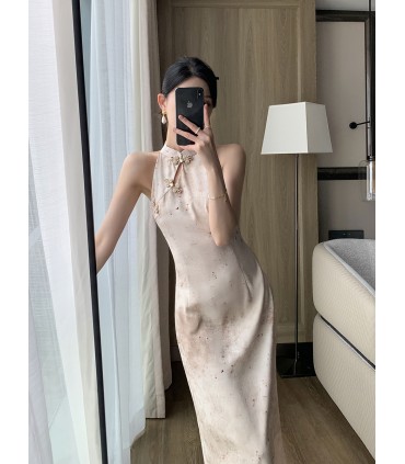 몸매를 돋보이게 하는 절묘한 민소매 롱 드레스