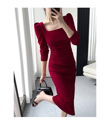 Vestido de festa de noivado com decote quadrado