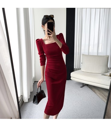 Vestido de festa de noivado com decote quadrado