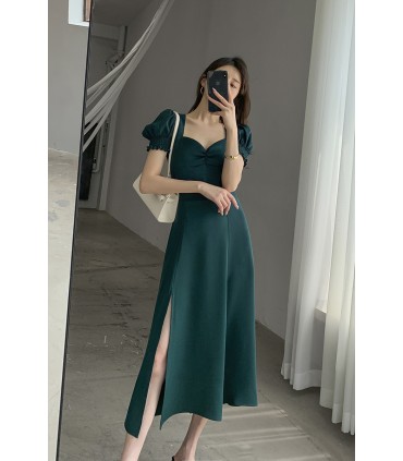 Tay phồng cổ vuông cổ điển váy xẻ phong cách Hepburn 