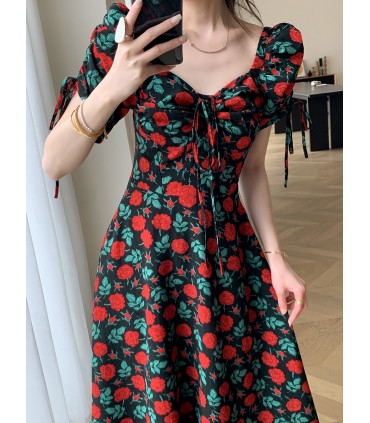 Рукава-буфы с квадратным вырезом, длинная юбка с приталенной талией