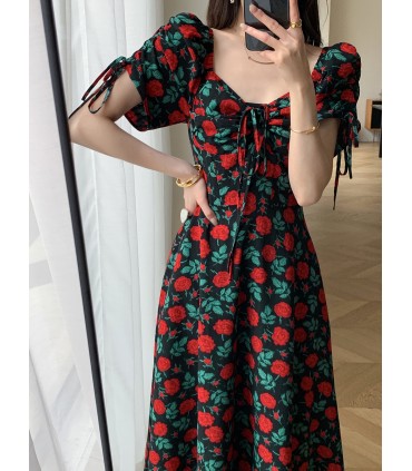 Рукава-буфы с квадратным вырезом, длинная юбка с приталенной талией