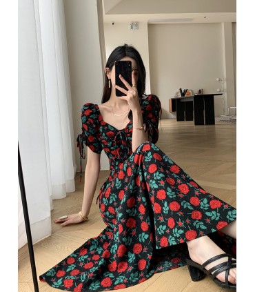 Рукава-буфы с квадратным вырезом, длинная юбка с приталенной талией