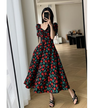 Col carré, manches bouffantes, jupe longue cintrée 