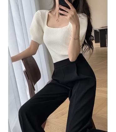 Age-reducing versatile knitted short-sleeved top