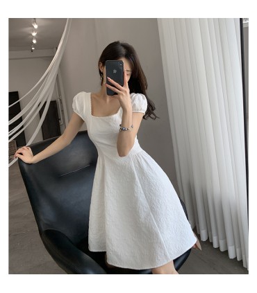 Kurzes, kleines weißes Jacquardkleid mit quadratischem Kragen und Kaffeepause