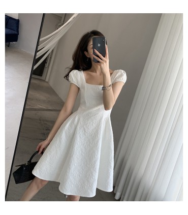 Kurzes, kleines weißes Jacquardkleid mit quadratischem Kragen und Kaffeepause