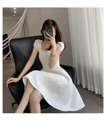 Kurzes, kleines weißes Jacquardkleid mit quadratischem Kragen und Kaffeepause