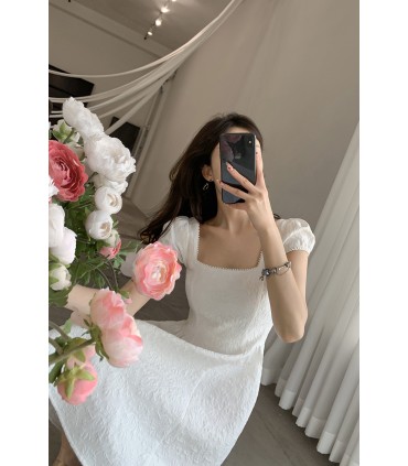 Kurzes, kleines weißes Jacquardkleid mit quadratischem Kragen und Kaffeepause