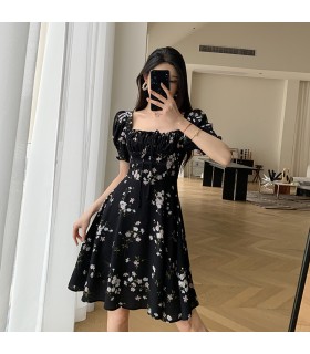 Jupe courte noire à taille florale et col carré